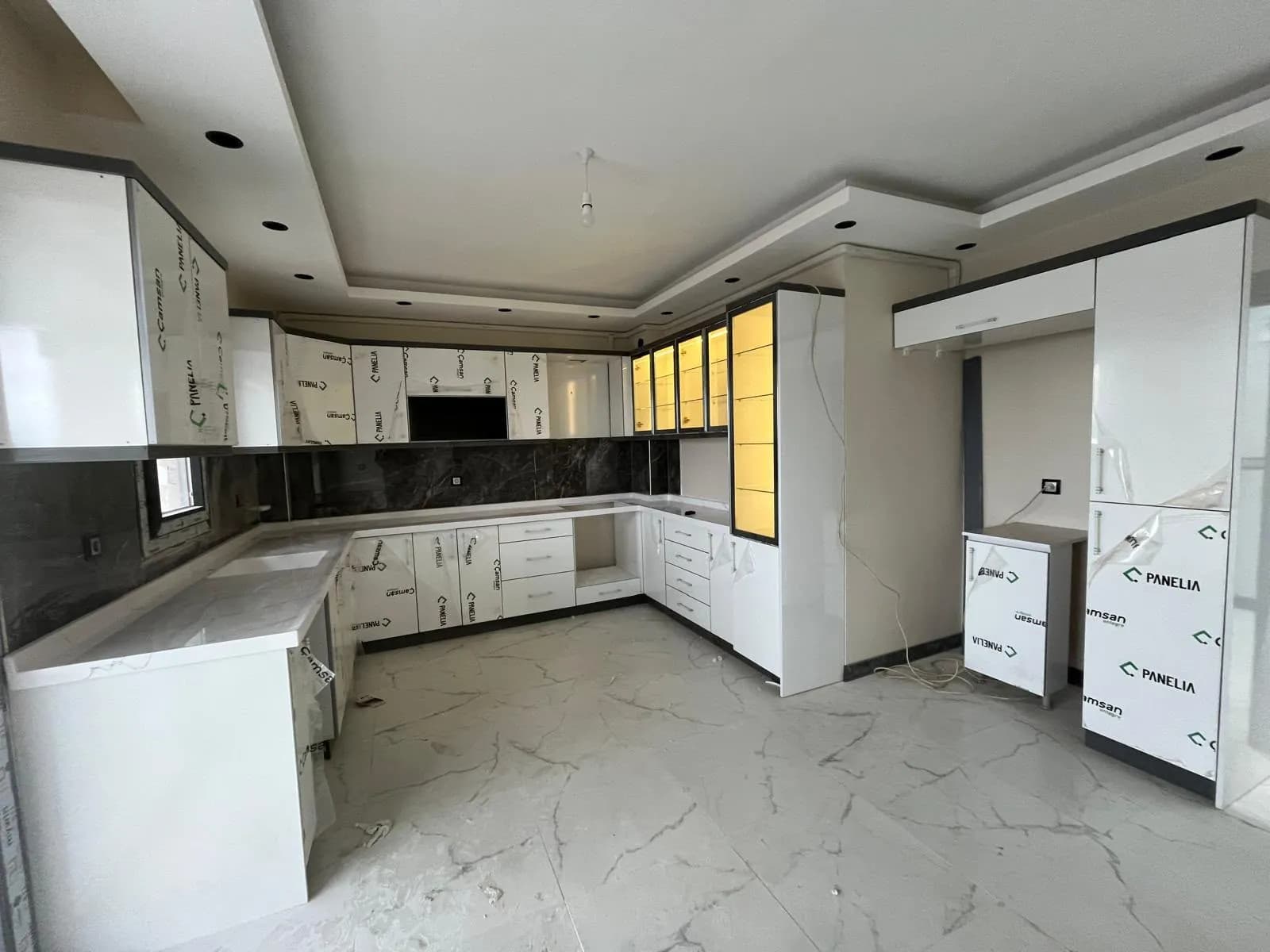 Mermer desenli beyaz kapaklı U tipi mutfak dolabı montaj aşaması